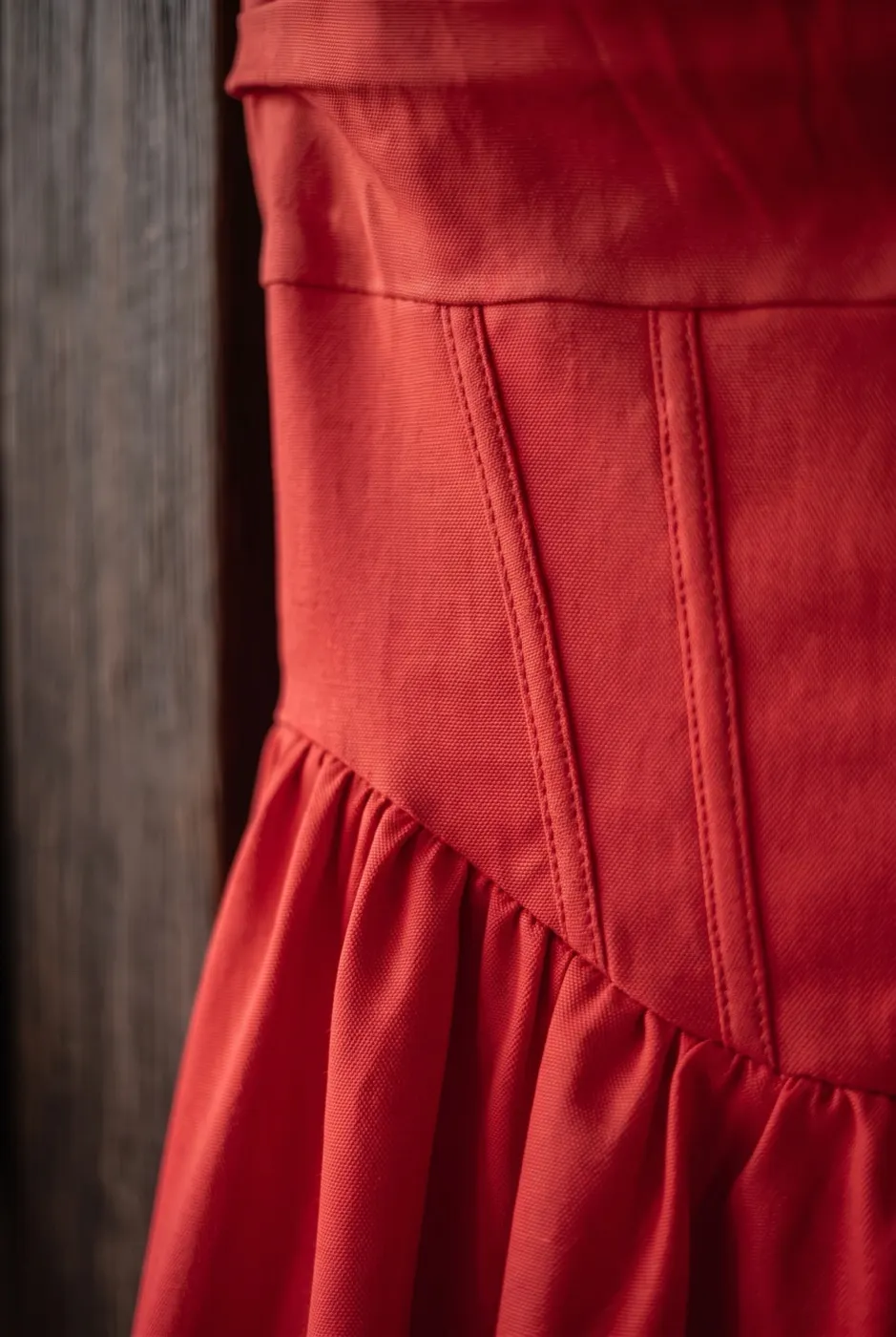Detalle de las costuras del vestido rojo