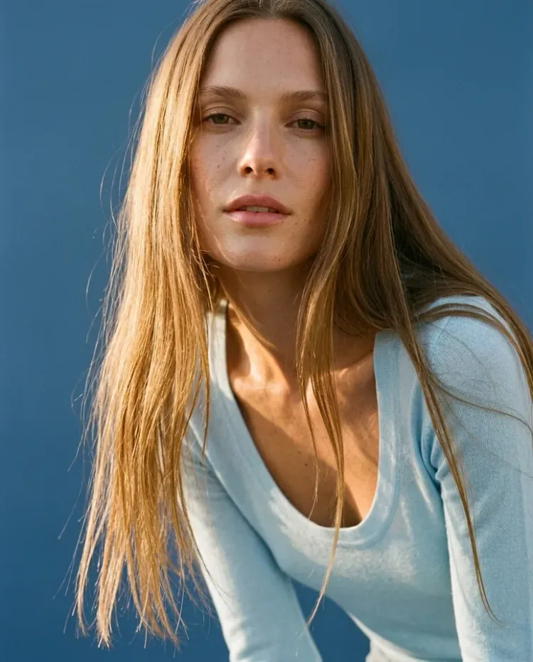 Modelo con remera celeste